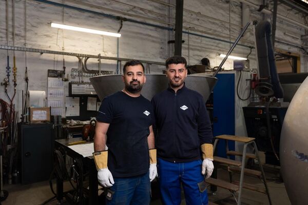 Arbeiten heute als Anlagenmechaniker bei Körting: Gowan Yousef Ali (links) und Kheiri Yousuf Ali